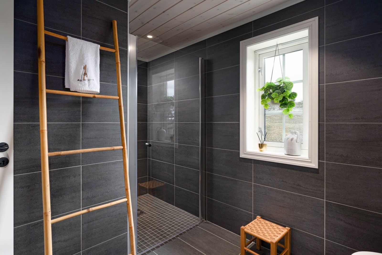 Badet har dusjnisje. Galleribilde