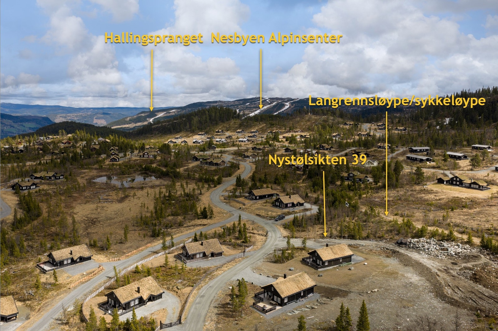 Hytten ligger flott til i et etablert og rolig hytteområde på Nystølen. Galleribilde