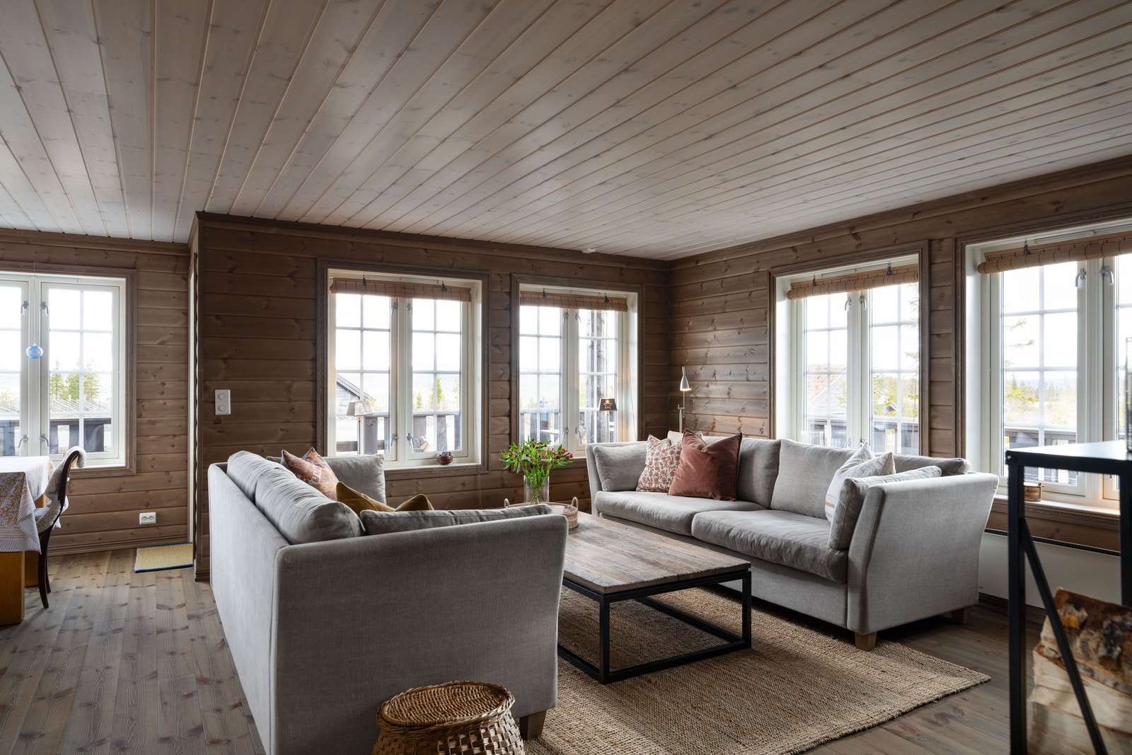 Store vindusflater slipper inn rikelig med naturlig lys. Galleribilde