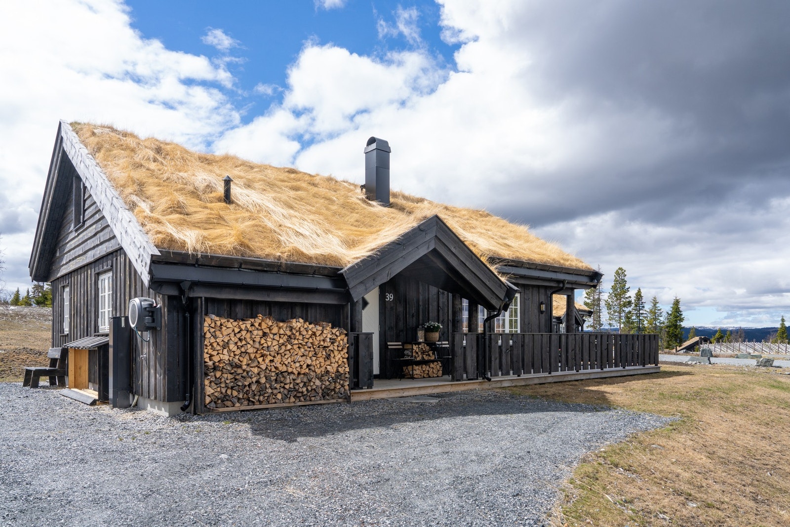 Solrik beliggenhet med gode uteområder og flotte omgivelser. Galleribilde