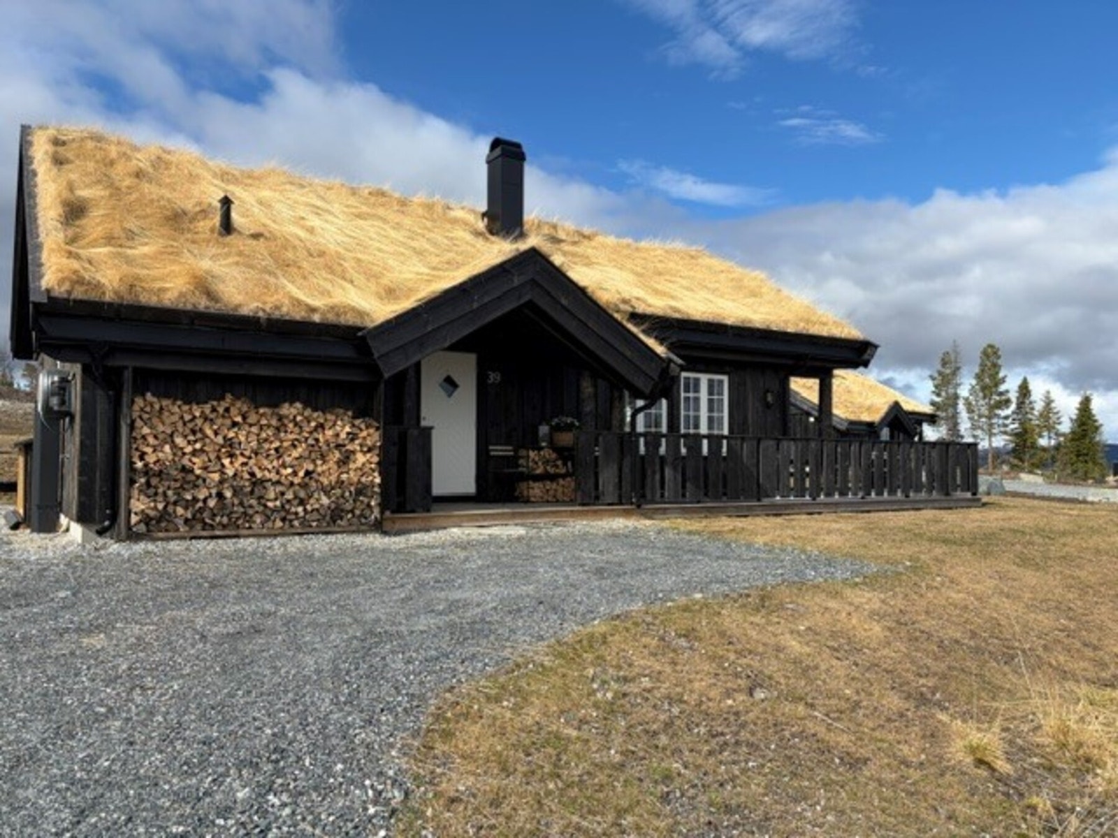 Tradisjonell arkitektur kombinert med moderne komfort og kvalitetsmaterialer. Galleribilde