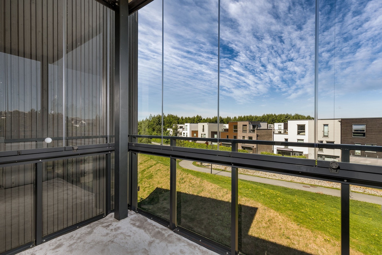 Utgang til innglasset nordvestvendt balkong på 6 kvm Galleribilde