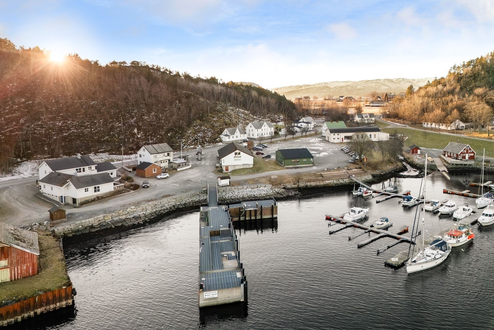 Leiligheten har en svært fin beliggenhet like ved hurtigbåtkaia hvor det er avganger til blant annet Trondheim, Brekstad og Kristiansund. Galleribilde