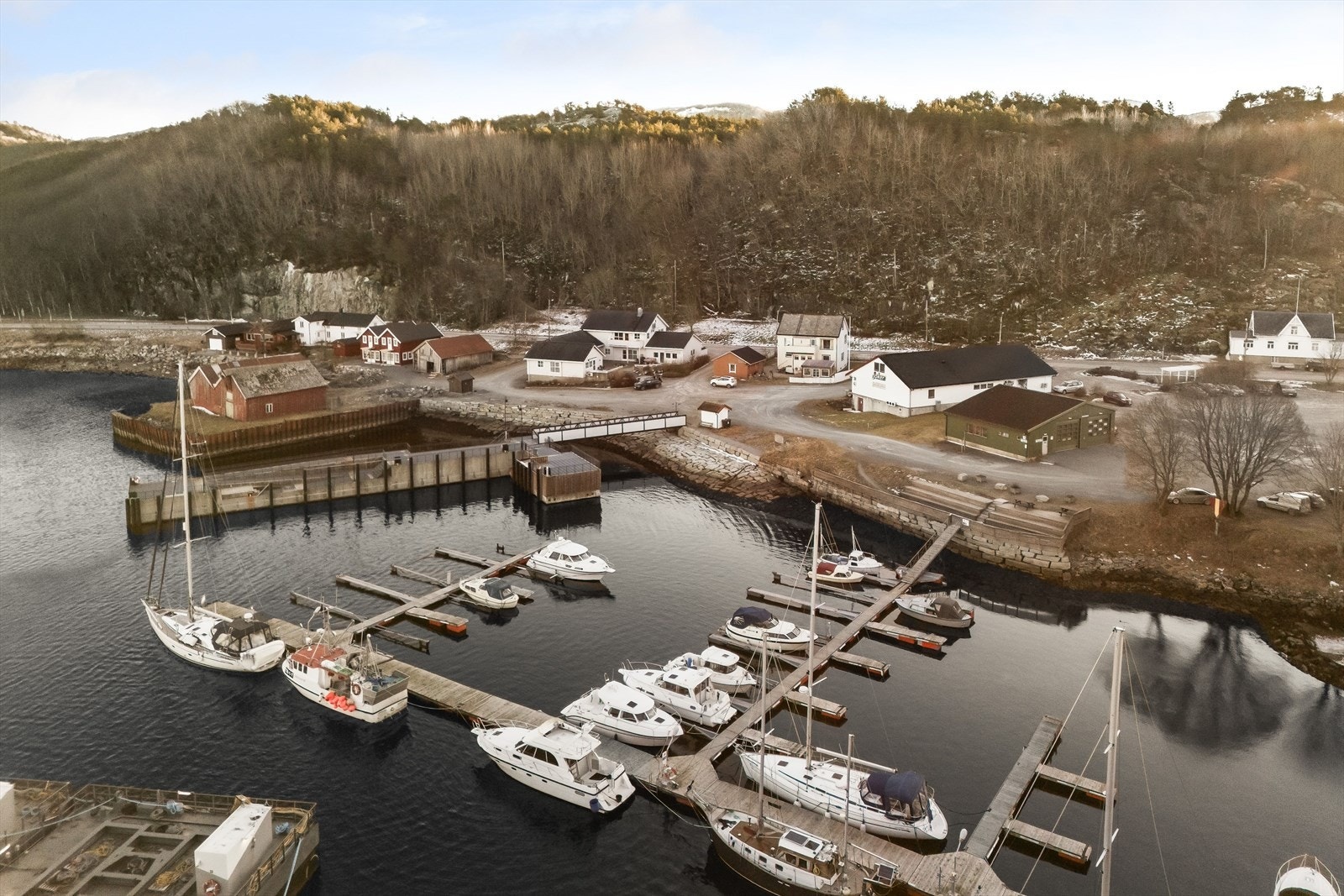 Umiddelbar nærhet til hurtigbåtkai hvor du kommer deg til blant annet Trondheim. Galleribilde