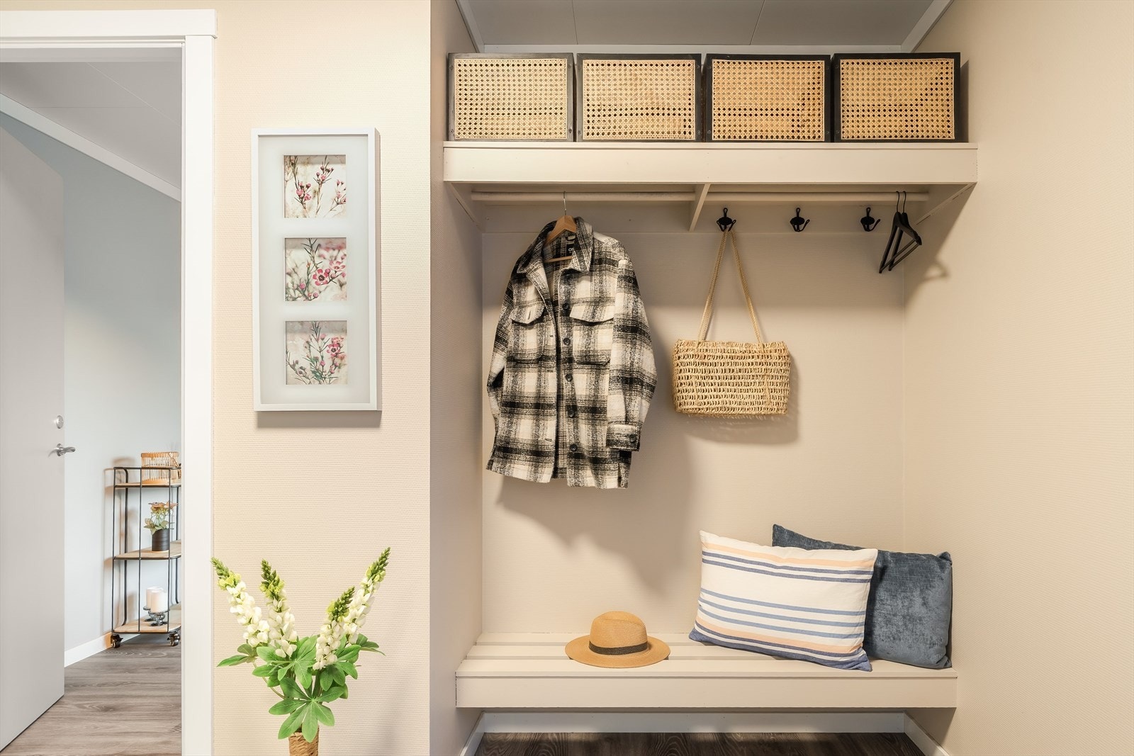 Praktisk innhuk for garderobe i gangen. Galleribilde