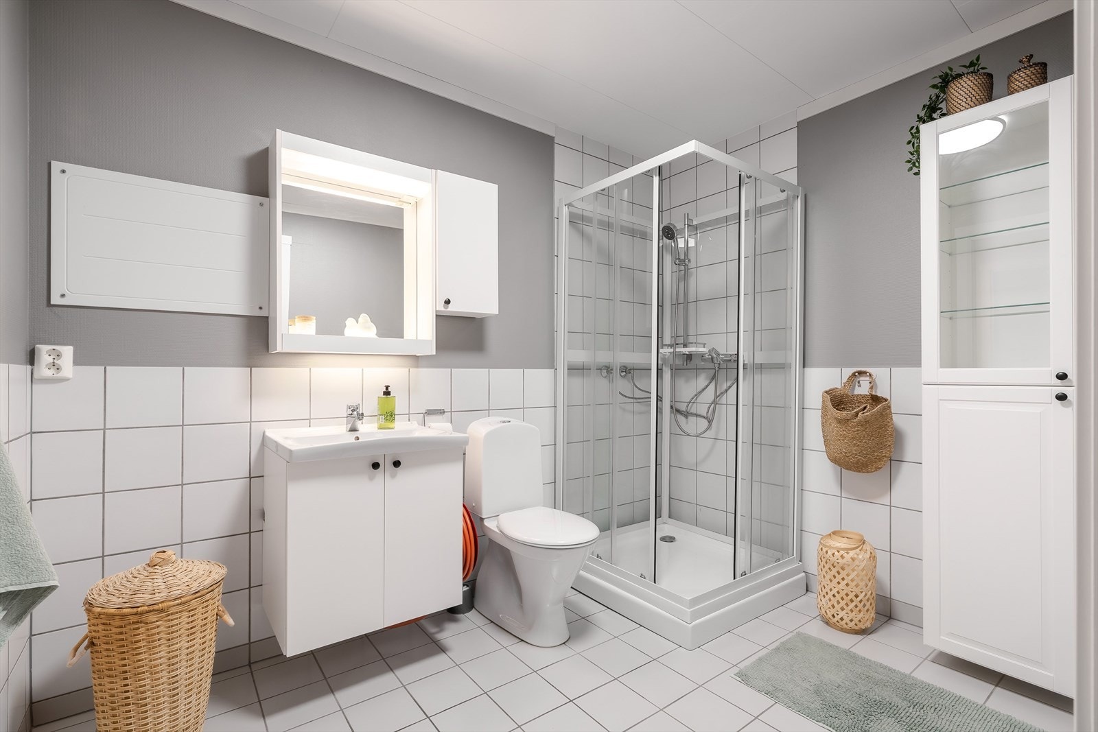 Badet er på ca. 6 kvm og er utstyrt med dusjkabinett, toalett og baderomsinnredning. Galleribilde