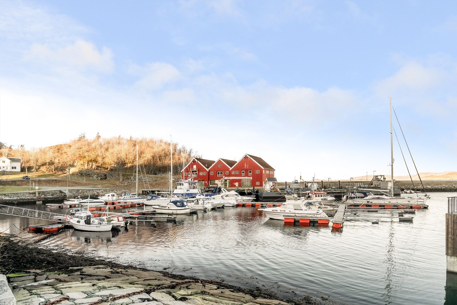 Like ved har du marina hvor det er mulighet til å søke om båtplass. Galleribilde