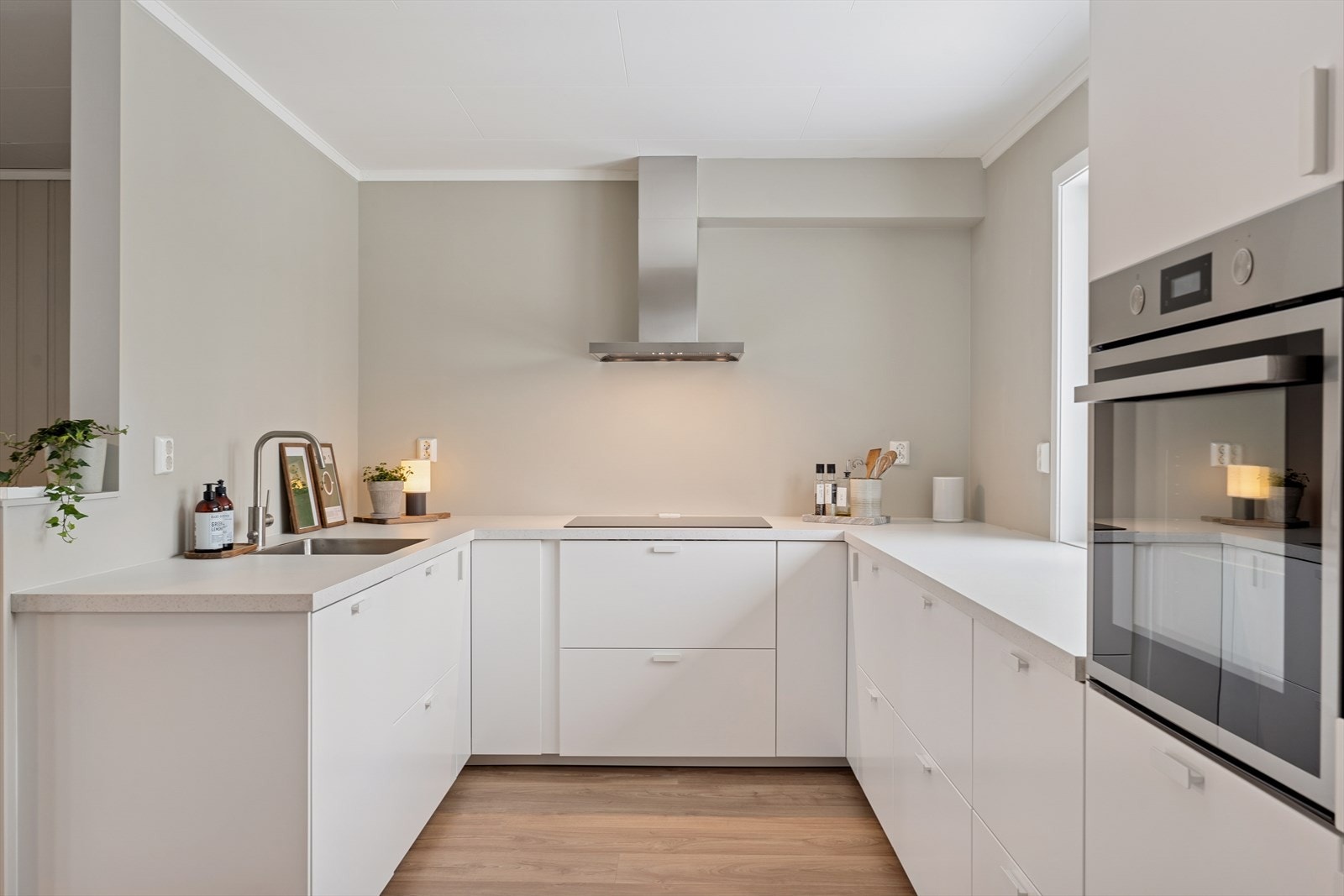 Kjøkkenet fremstår som et moderne og svært funksjonelt samlingspunkt i hjemmet. Innredningen fra IKEA, montert i 2024, gir et helhetlig og stilrent uttrykk med rene linjer og gjennomtenkte løsninger Galleribilde