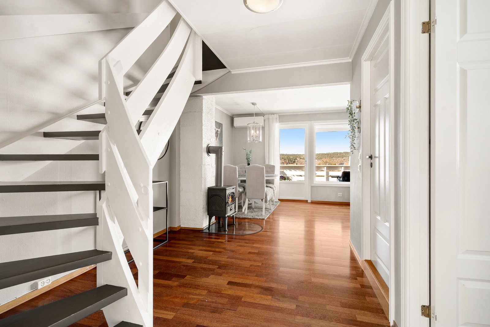 Den malte tretrappen, oppgradert i 2019, forbinder de to etasjene. Galleribilde