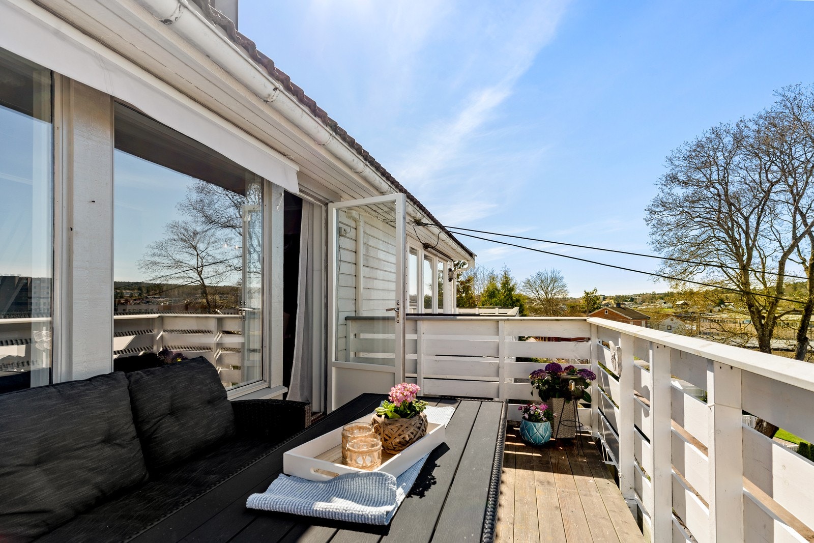 En herlig uteplass med gode solforhold, lett tilgjengelig fra stuen. Galleribilde