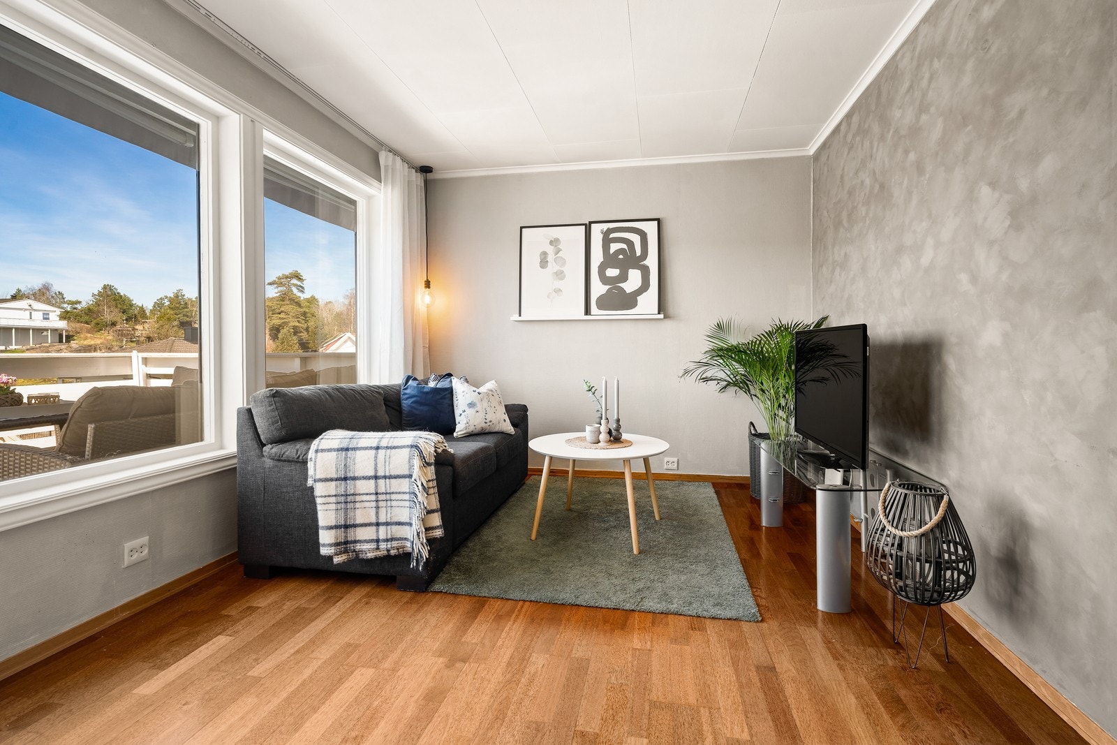 De fleste veggflater i boligen ble malt i 2019, noe som gir et helhetlig og tidsriktig preg. Galleribilde