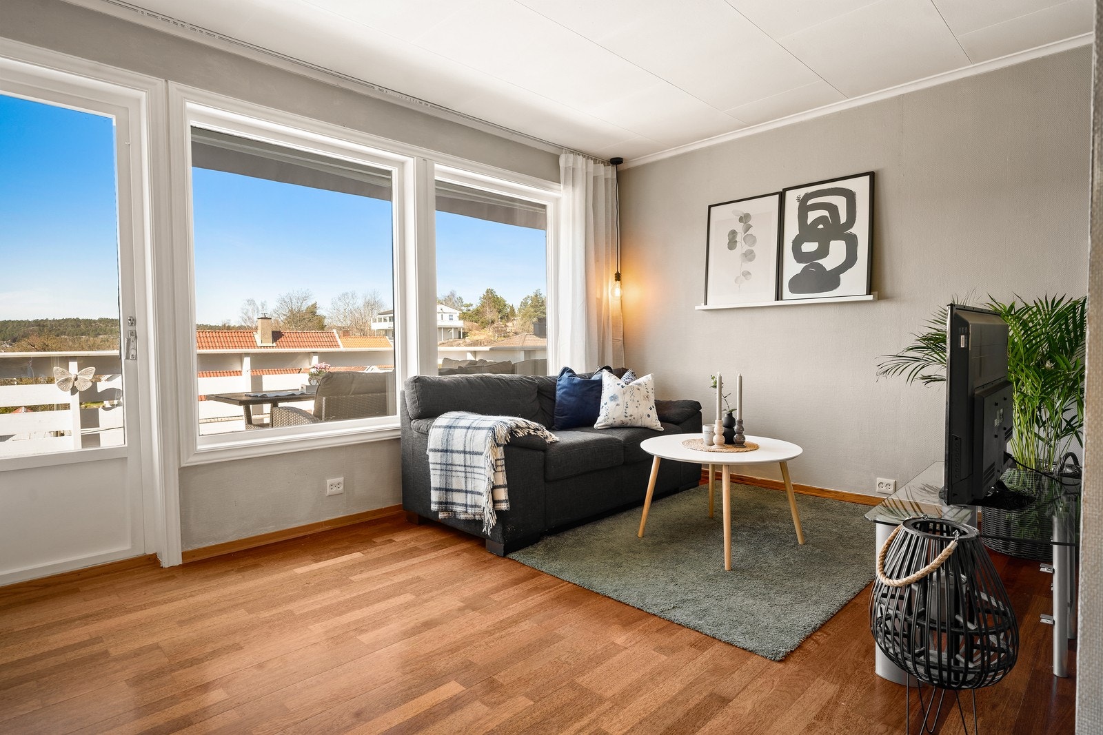Fra stuen er det utgang til en veranda på 10 m², som utvider oppholdsrommet på varme dager. Galleribilde