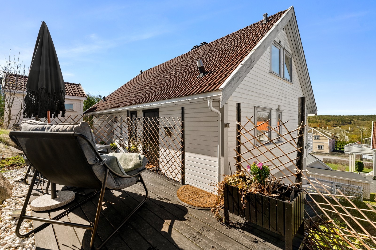 Her bor du sentralt, men likevel tilbaketrukket i et rolig og etablert nabolag med gangavstand til skoler, barnehager og turområder. Galleribilde