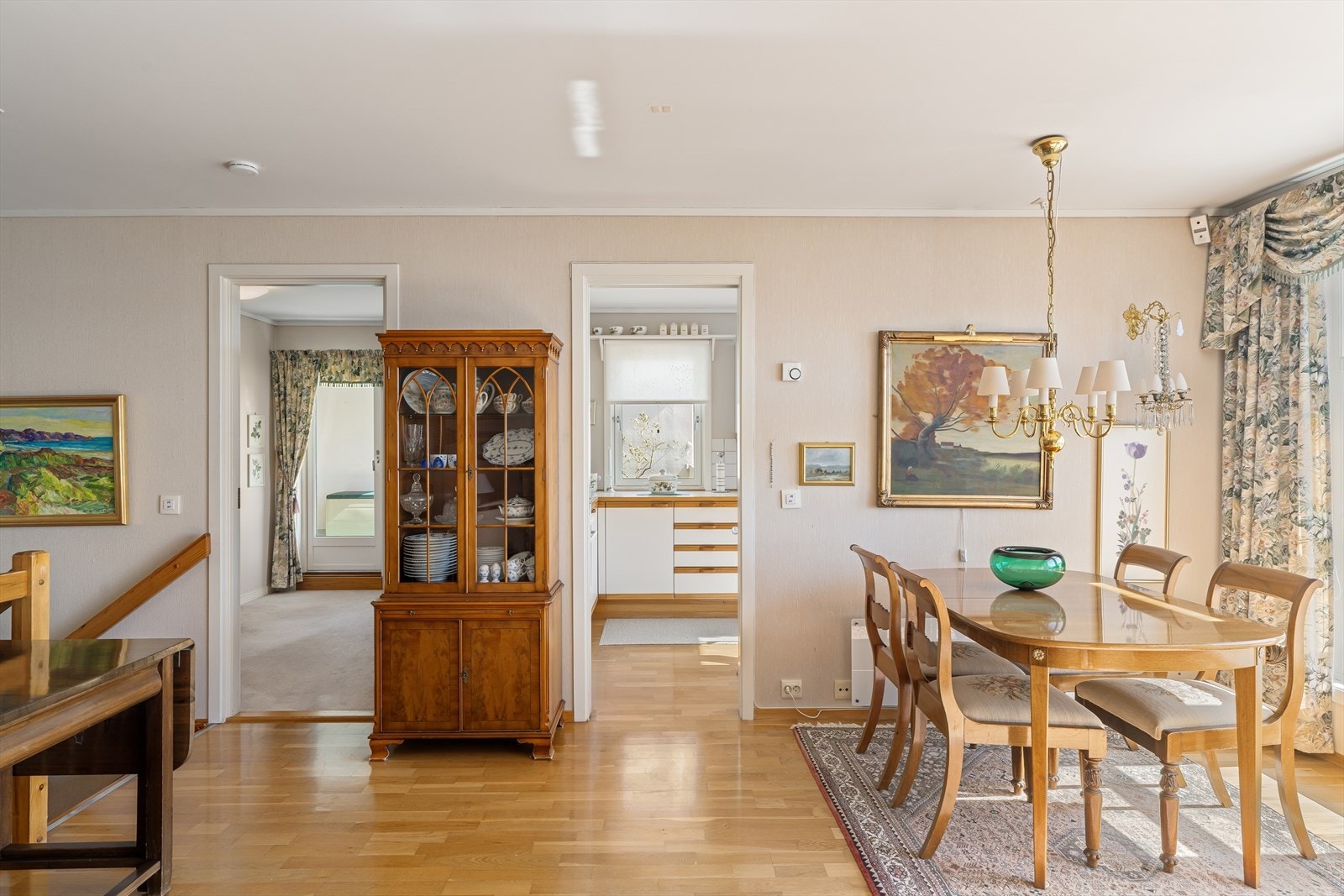 Spisestue med god plass til stort spisebord for hele familien Galleribilde