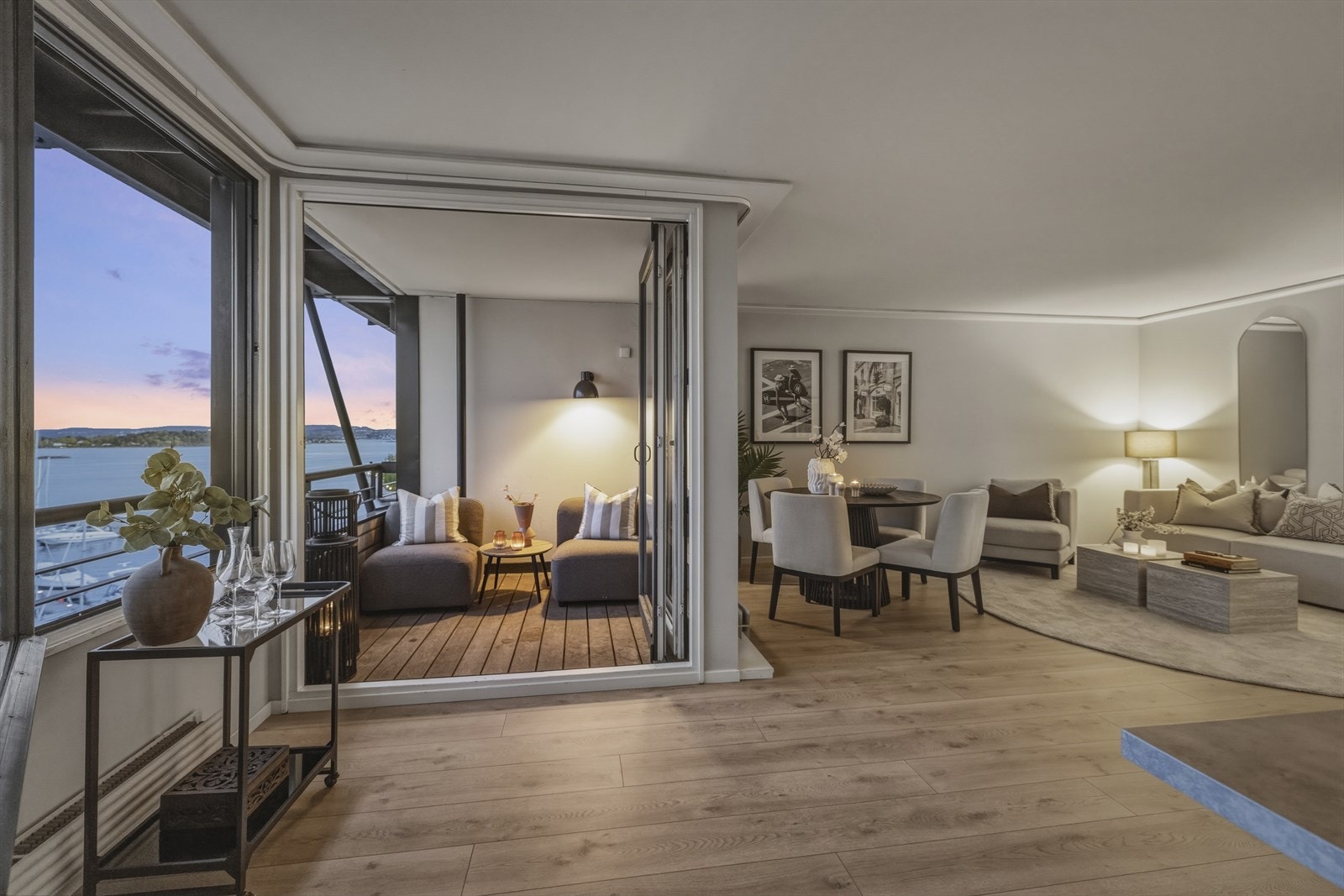 Kveldsstemning fra stuen. Galleribilde