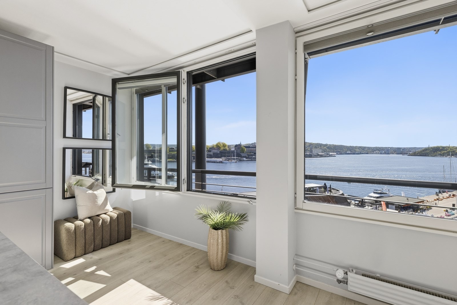 De store vinduene kan åpnes helt opp. Galleribilde