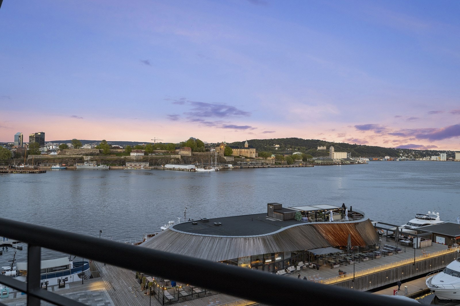Utsikt på kveldstid. Galleribilde