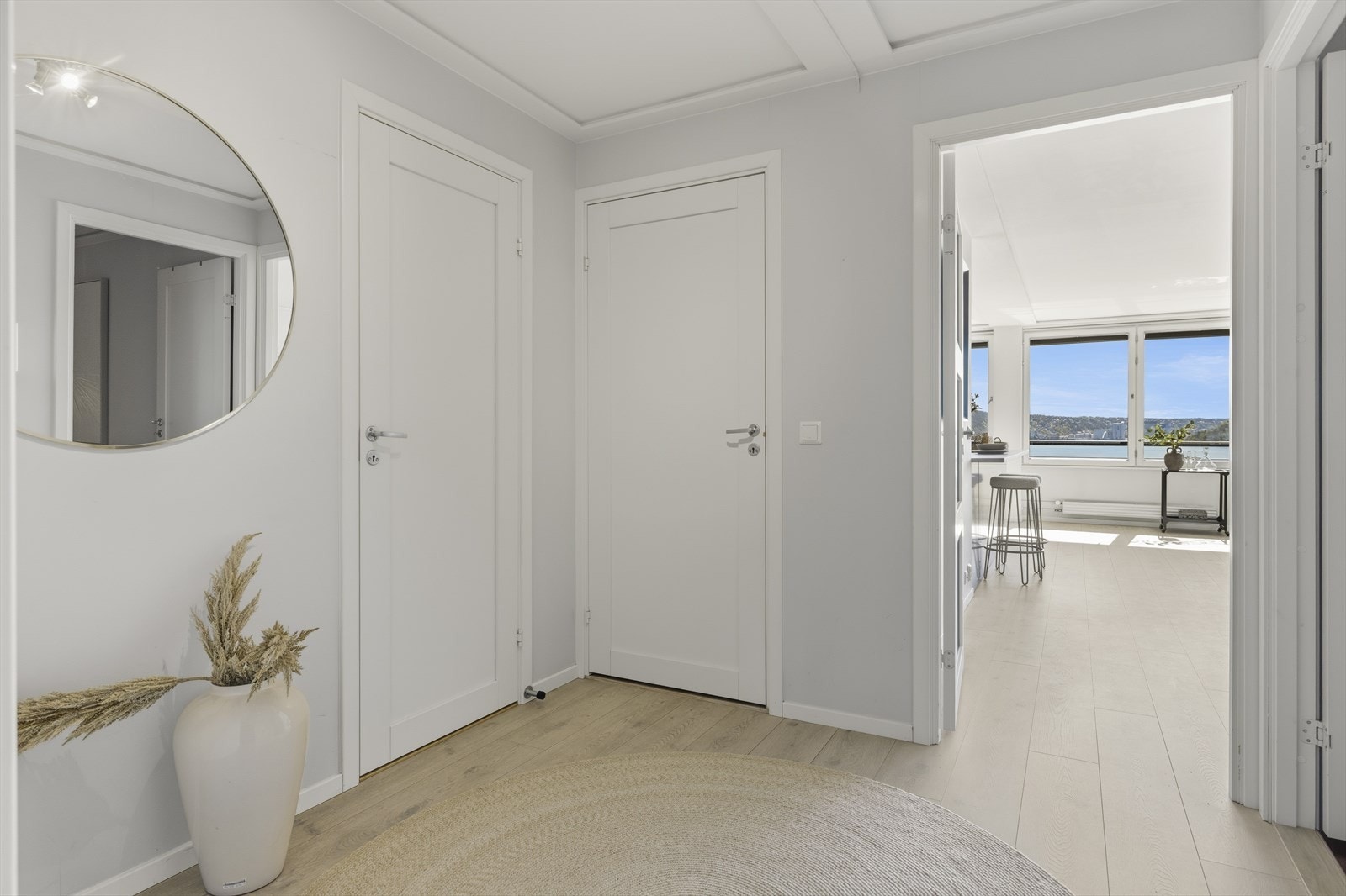 Entreen sett mot stuen. Galleribilde