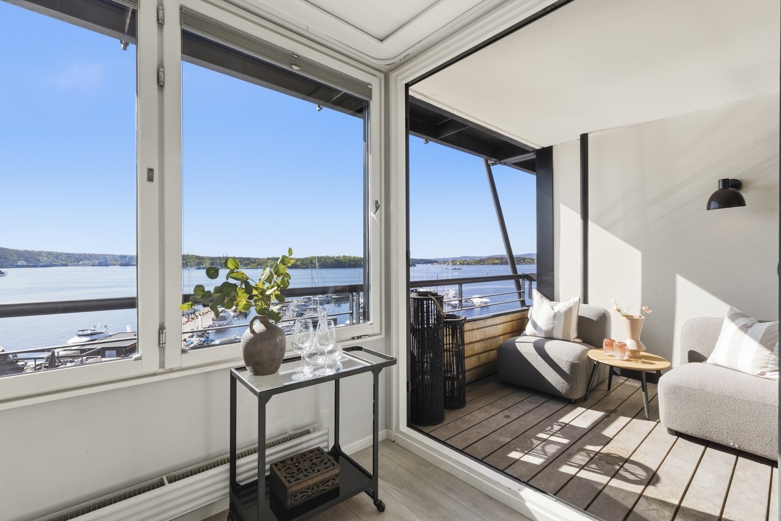 Skyvedør ut mot den overbygde balkongen. Galleribilde