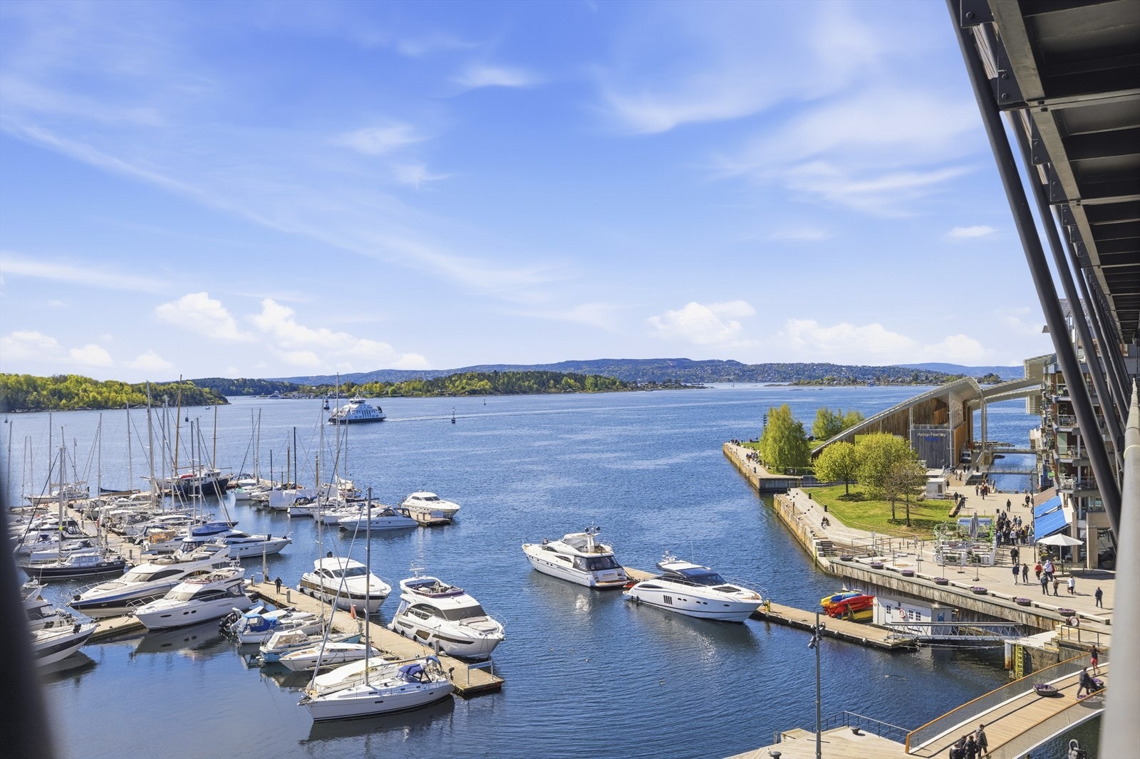 Fra balkongen er det utsikt mot øyene i indre Oslofjord. Galleribilde