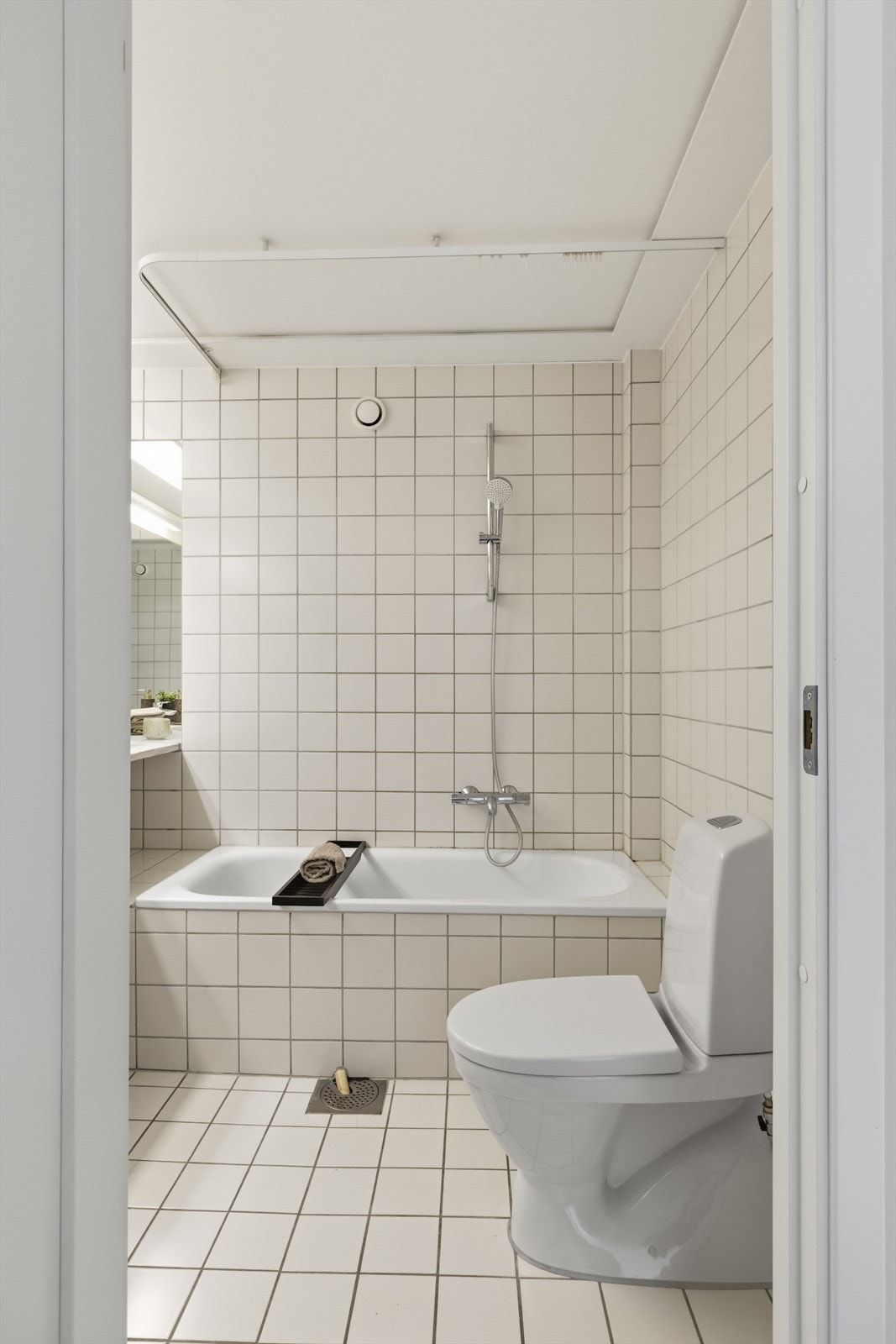 Baderommet har standard fra byggeåret. Galleribilde