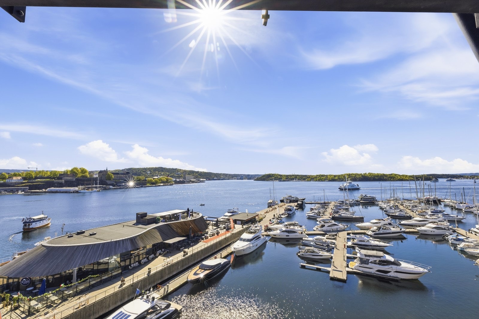Utsikten er virkelig flott, med yrende båtliv rett utenfor stuevinduet. Galleribilde