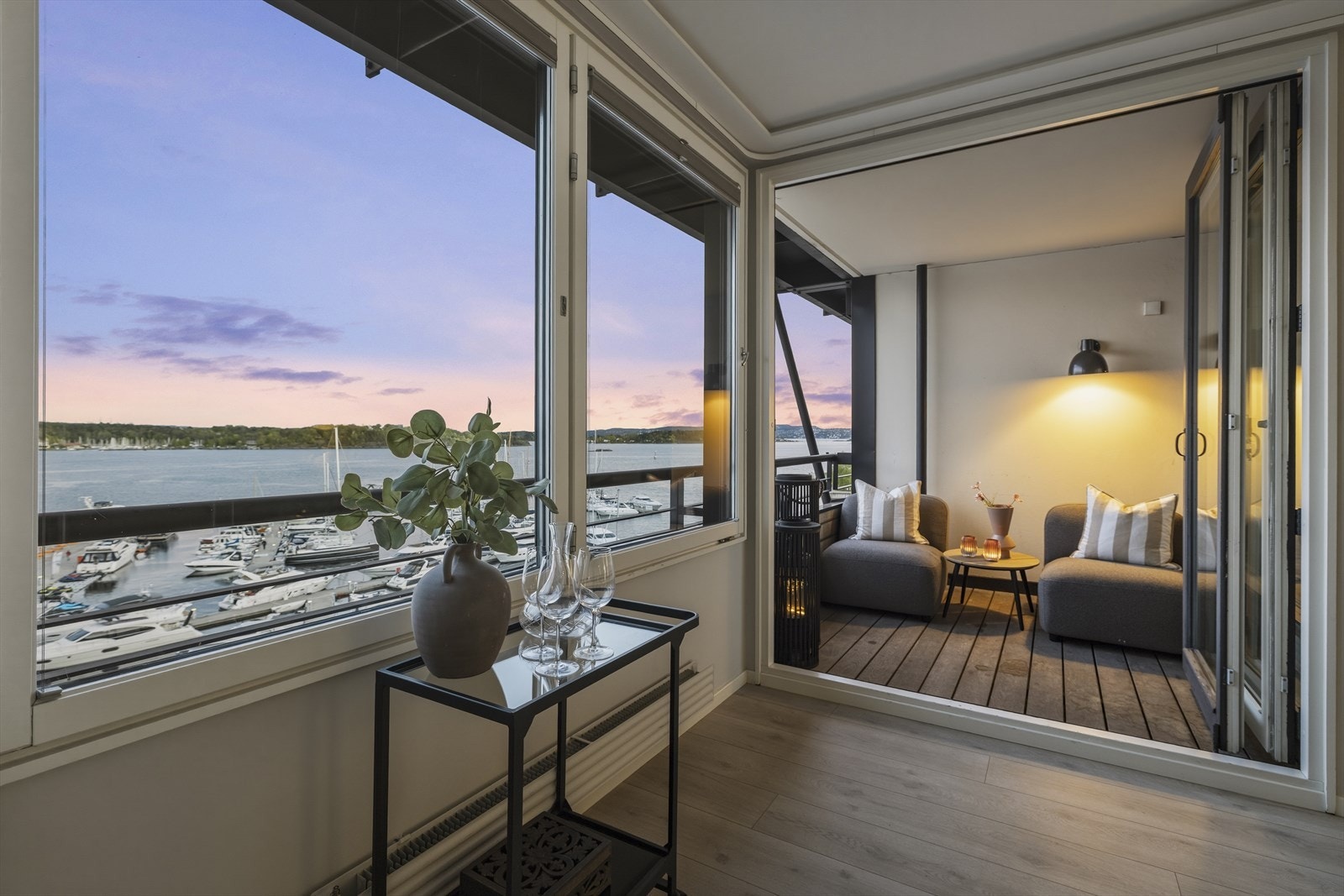 Den overbygde balkongen er lun og varm. Det er strømuttak på balkongen. Galleribilde