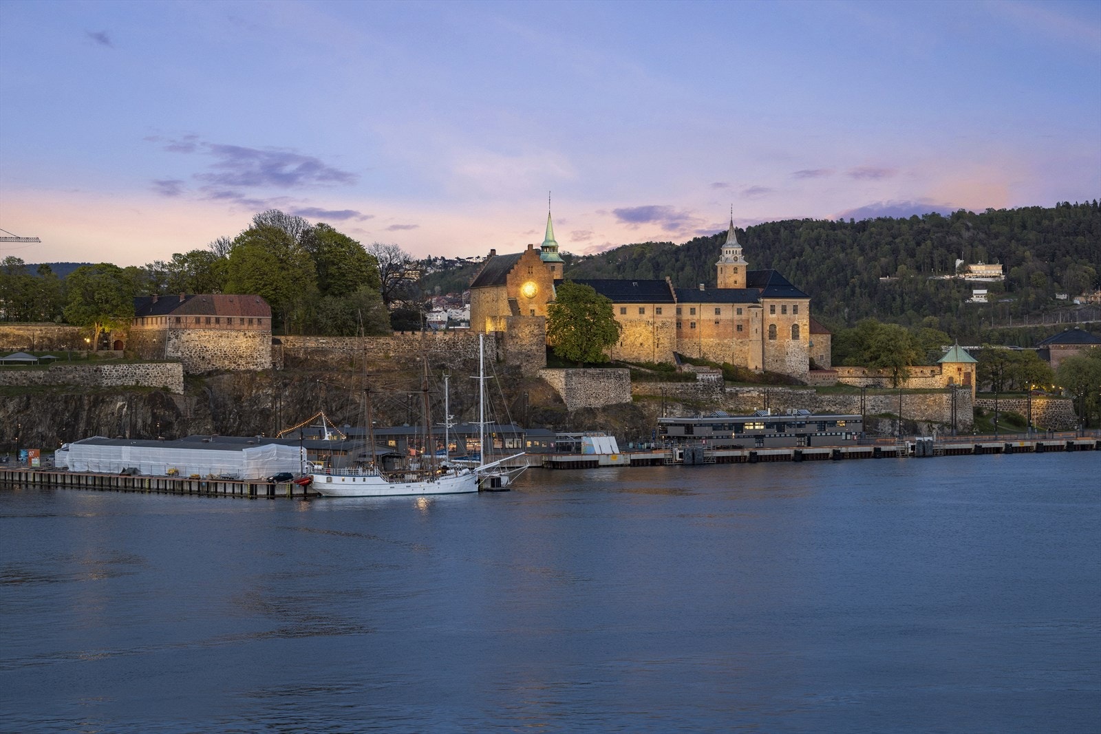 Akershus Festning opplyst kveldstid. Galleribilde