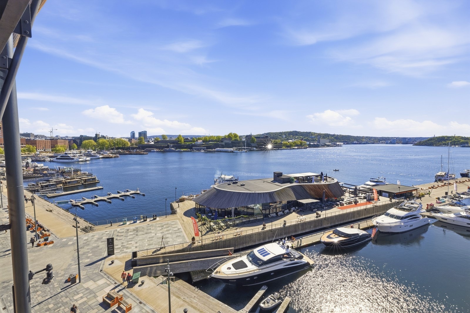 Her har du full oversikt over livet på brygga. Galleribilde