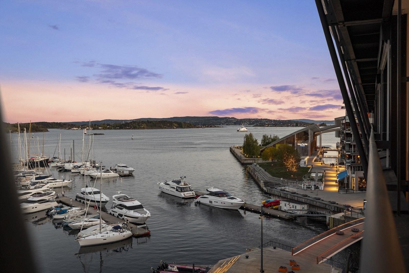 Fra balkongen kan du følge med på båtene til og fra Nesodden og øyene. Galleribilde