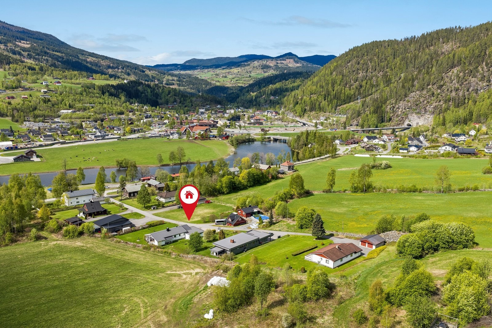 Med sin solrike beliggenhet nær Bagn sentrum og elva Begna, er Østre Bagn et populært boligområde. Galleribilde