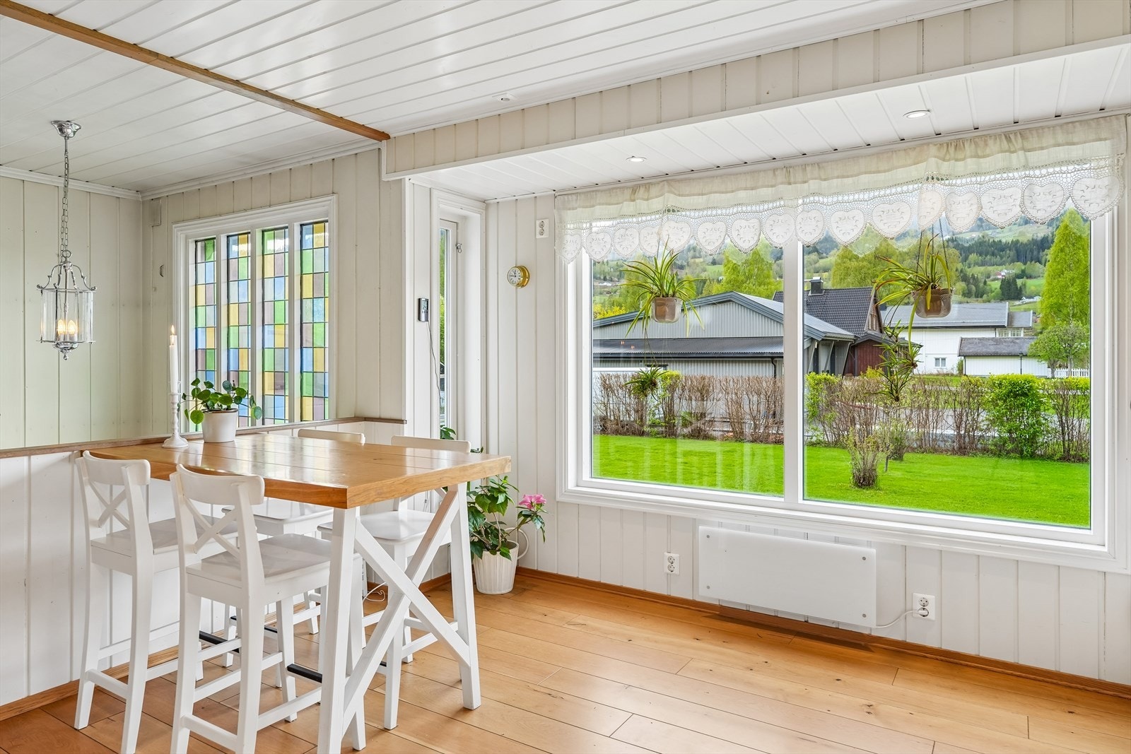 Ved kjøkkenvinduet er det plass til en mindre spisegruppe hvor familien kan samles til frokost eller hverdagsmåltider. Galleribilde