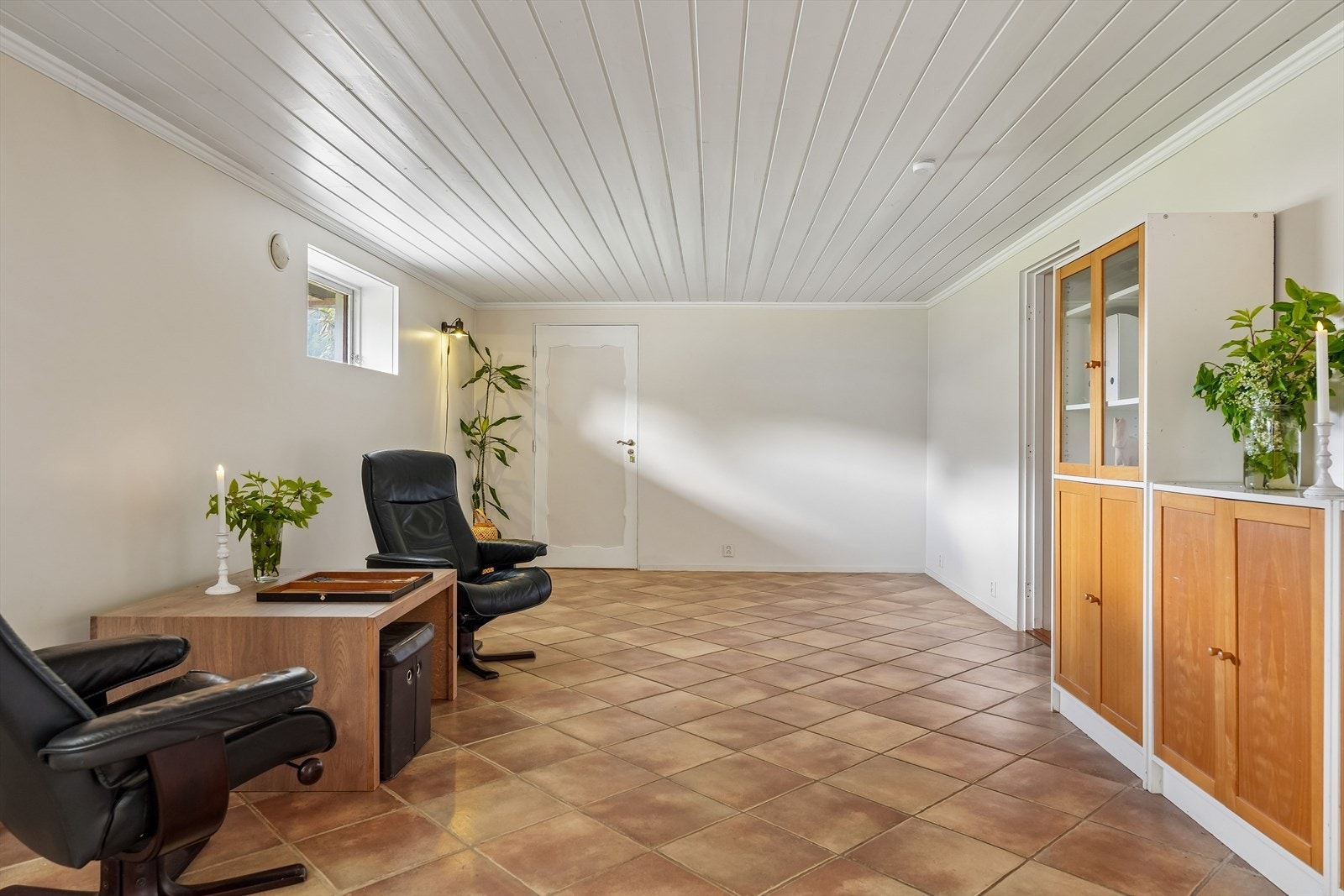 Kjeller inneholder stue/oppholdsrom, disponibelt rom, bad/vaskerom, gang, teknisk rom og flere boder. Oppholdsrommet har flislagt gulv og god plass til ønsket innredning. Galleribilde