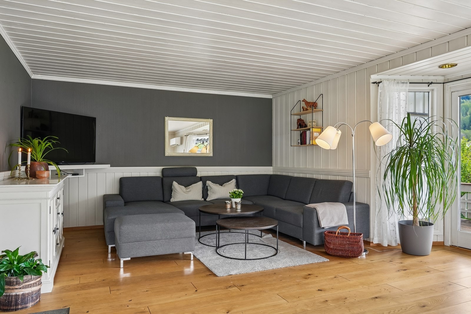 Sofakroken bærer preg av lunhet, og innbyr til avkobling og hyggelige stunder. Galleribilde