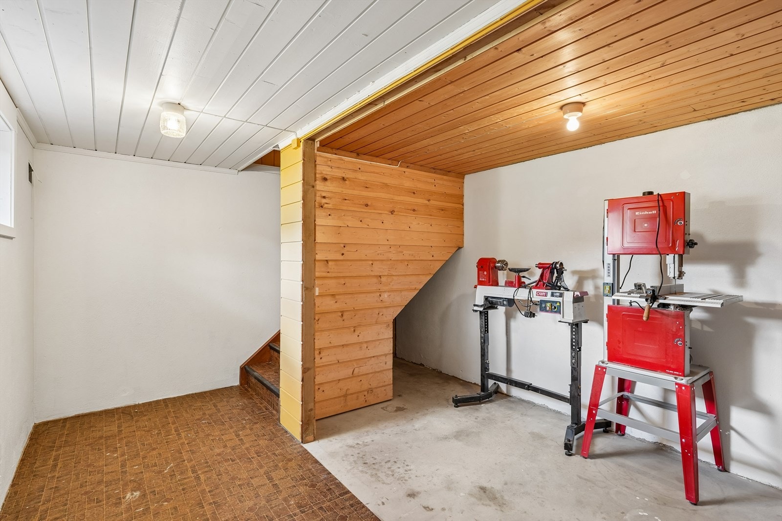 Eiendommen har gode oppbevaringsmuligheter med flere romslige boder som egner seg godt til lagring, hobbybruk eller verksted. Galleribilde