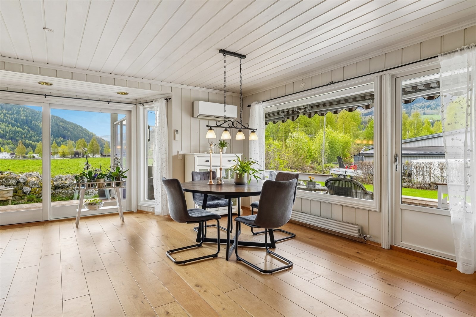 Store vindusflater slipper inn rikelig med dagslys og gir flott utsyn mot hagen og nærområdet. Fra stua er det utgang til terrasseområdene via både enkel terrassedør og heve-/skyvedør. Galleribilde