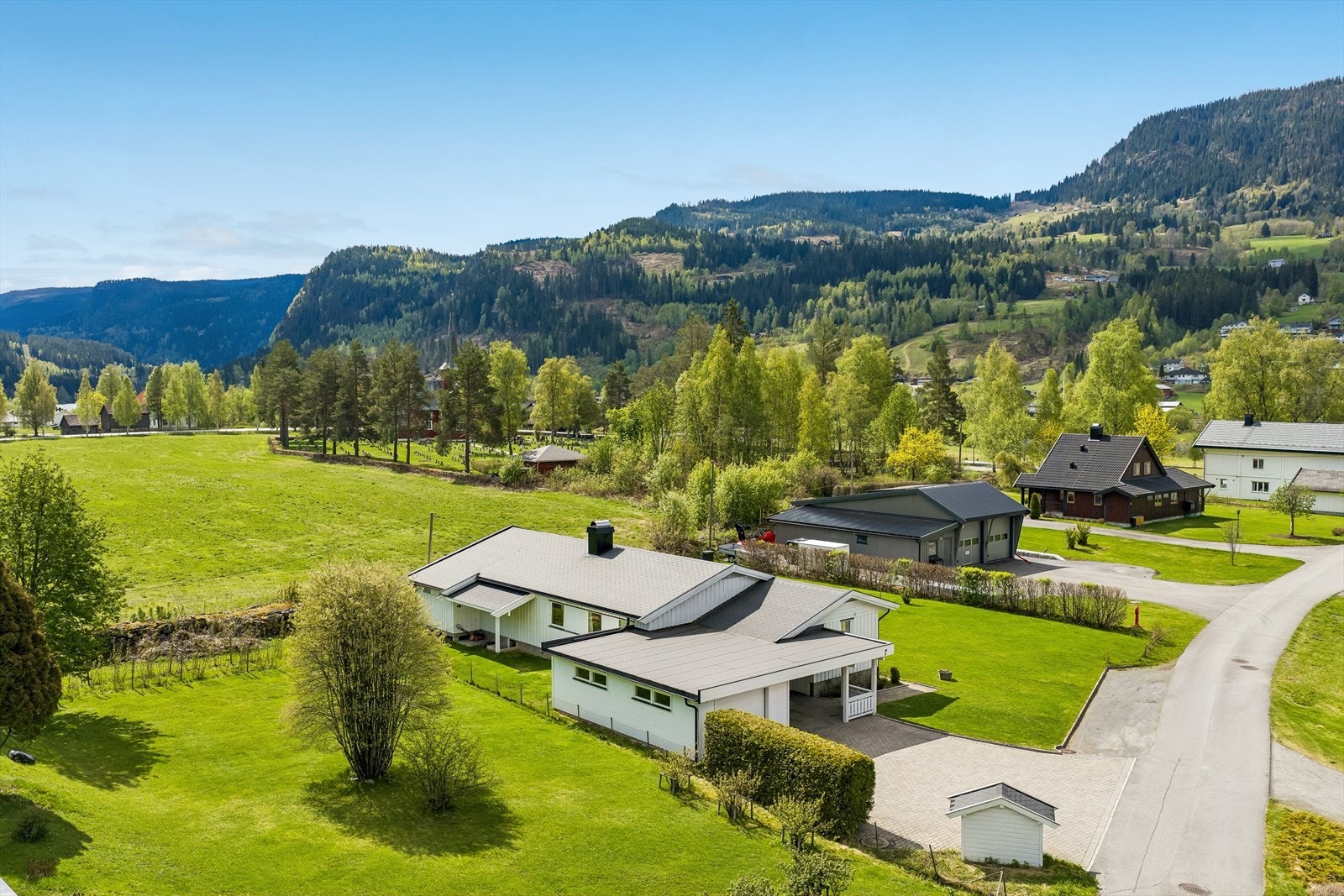 Skulejordet 7 fremstår som en innholdsrik og familievennlig eiendom med flotte uteområder, gode solforhold og en rolig, sentral og attraktiv beliggenhet. Galleribilde