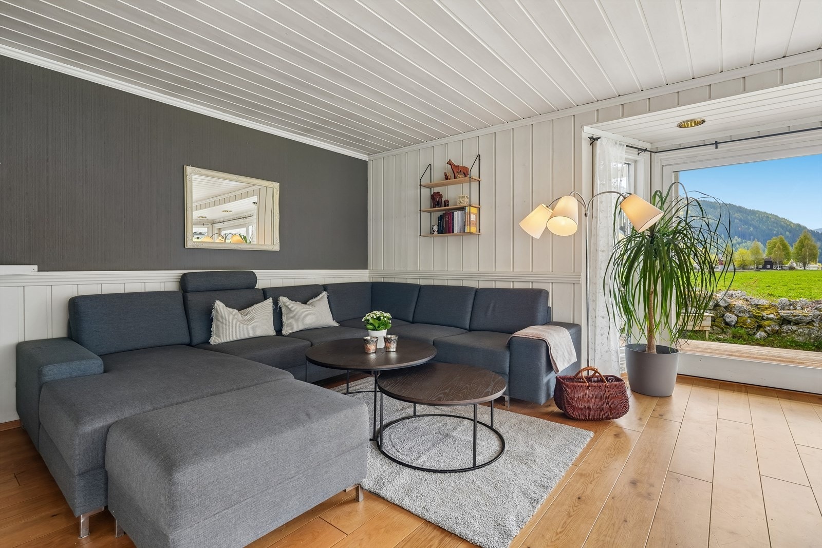Stua har en gjennomgående parkett og en romslig planløsning med plass til både spisegruppe og koselig sofakrok. Galleribilde