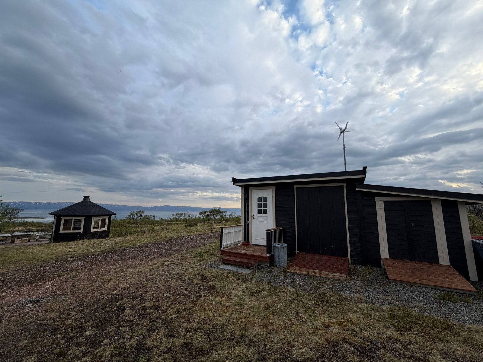 Garasje med plass til snøskuter, slede o.l. Teknisk rom. "Utedo". Galleribilde
