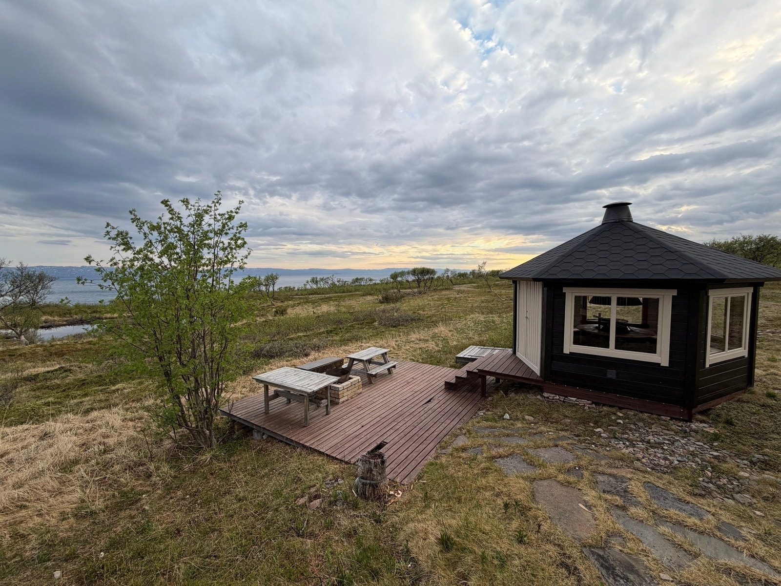 Grillstue og grillplass. Galleribilde