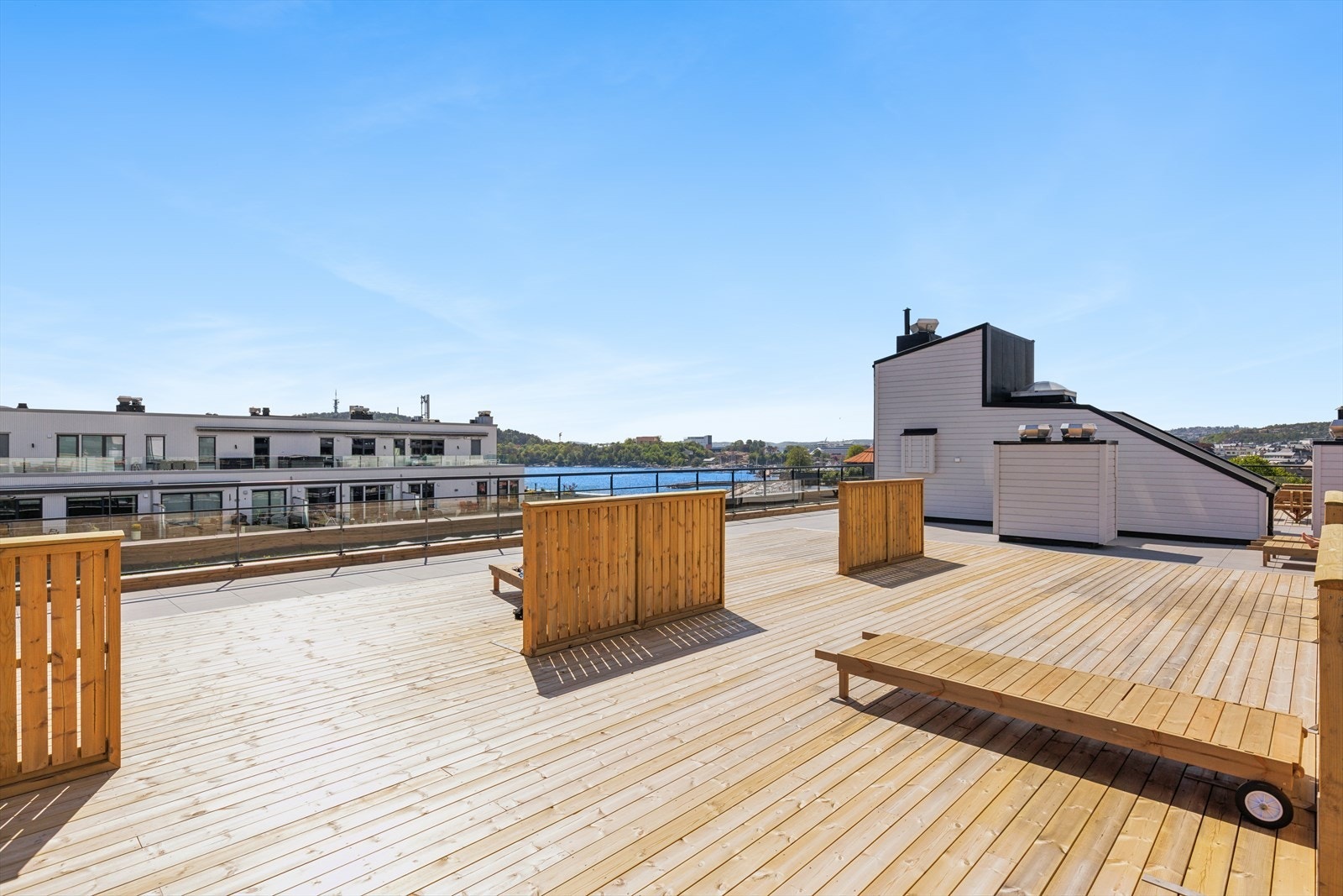 Takterrassen er møblert med flere sittegrupper og solsenger. Galleribilde