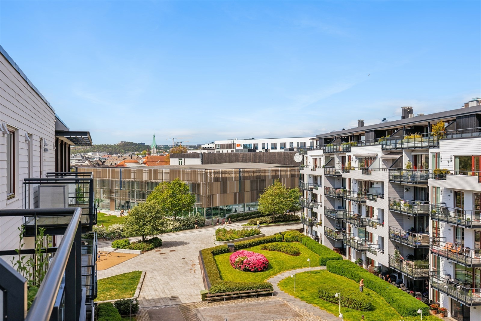 Fra leiligheten er det gangavstand til populære Aquarama, med treningssenter og badeland. Galleribilde