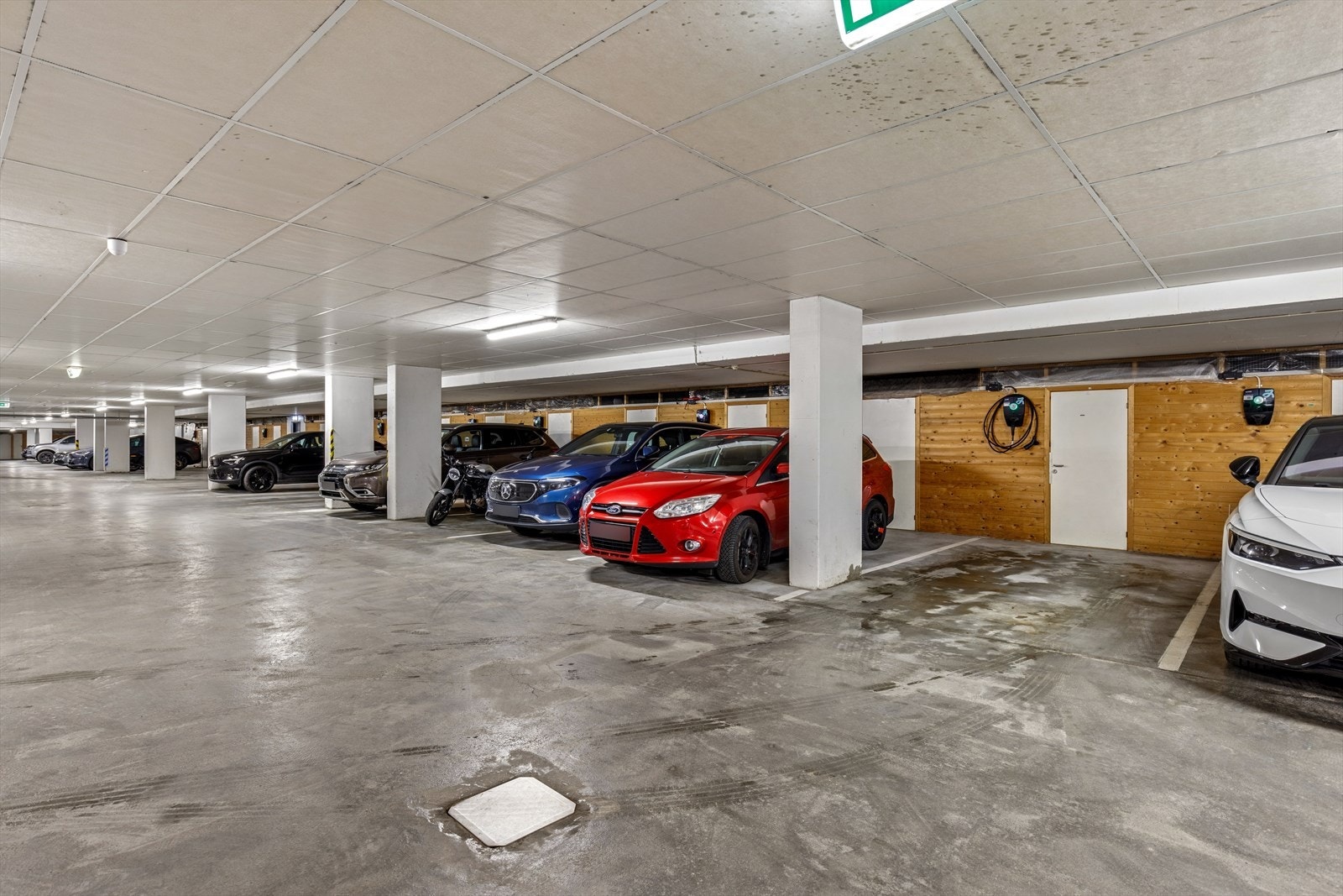 Egen parkeringsplass i garasjekjeller med installert elbillader. Galleribilde