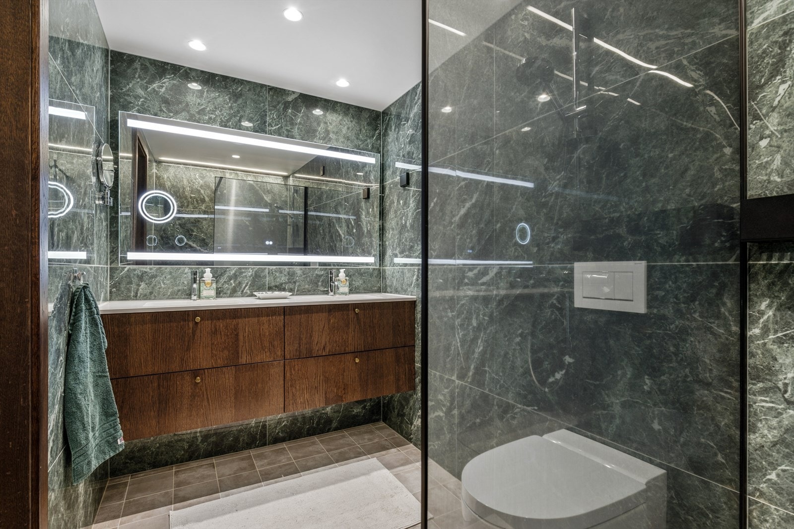Det er 2 bad i leiligheten og begge bad ble oppusset i 2025. Hovedbadet har fliser på vegger og gulv med gulvvarme. Strai innredning og beneplate i Silestone. Galleribilde