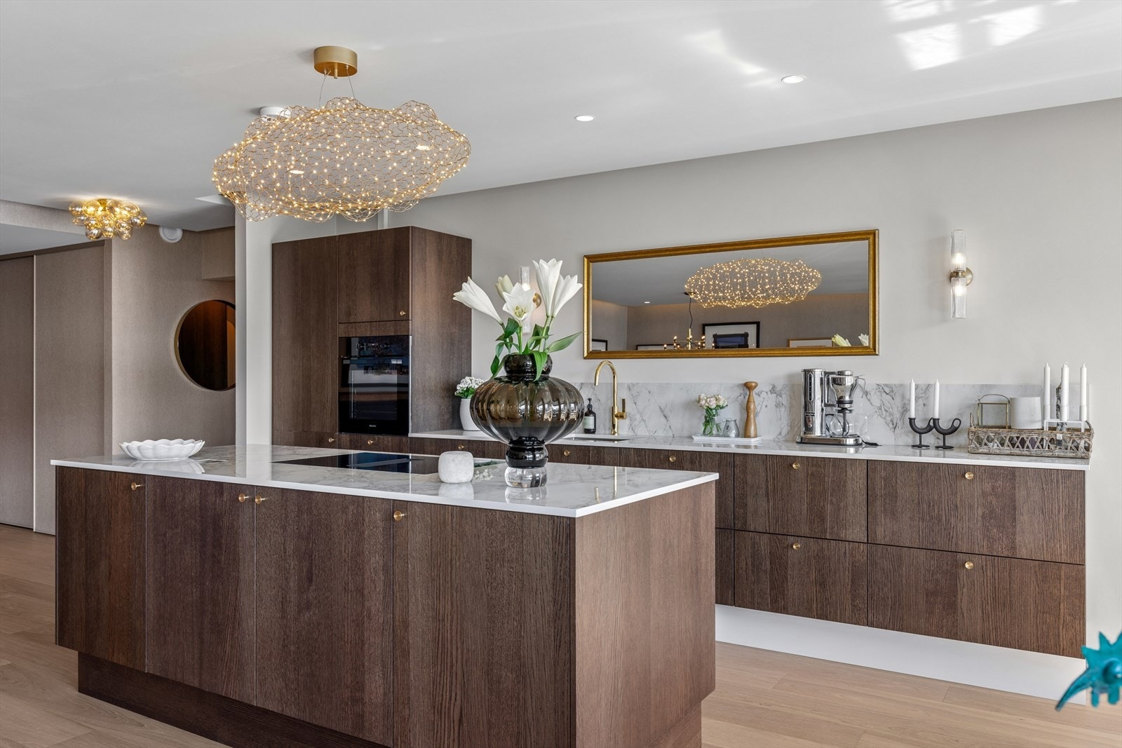 Kjøkkenet er utstyrt med en slitesterk Dekton-benkeplate. Galleribilde