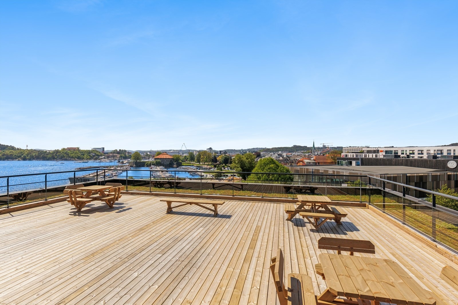 Fra takterrassen er det flott utsikt over nærområdet og sjøen. Galleribilde