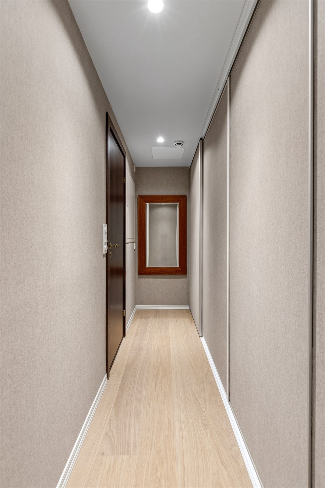 Leiligheten har totalt 8 skyvedører med garderobe/oppbevaring. Galleribilde
