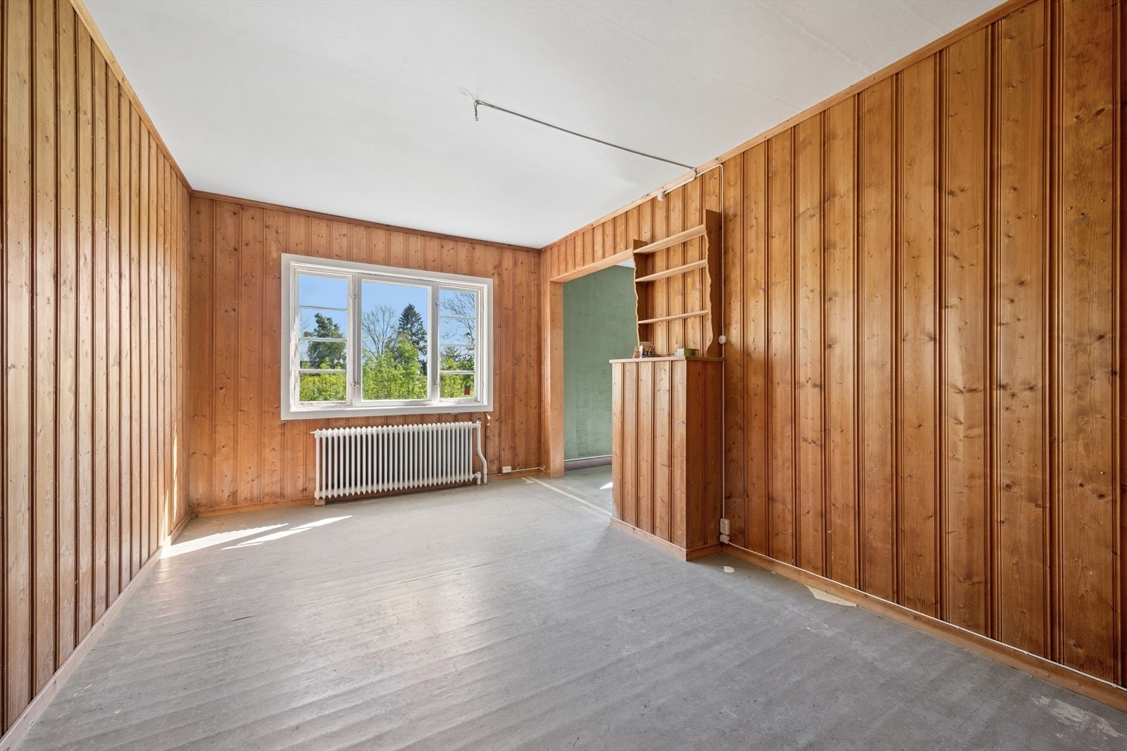 Overflatene består hovedsakelig av eldre trepanel, tapet og malte plater. Galleribilde