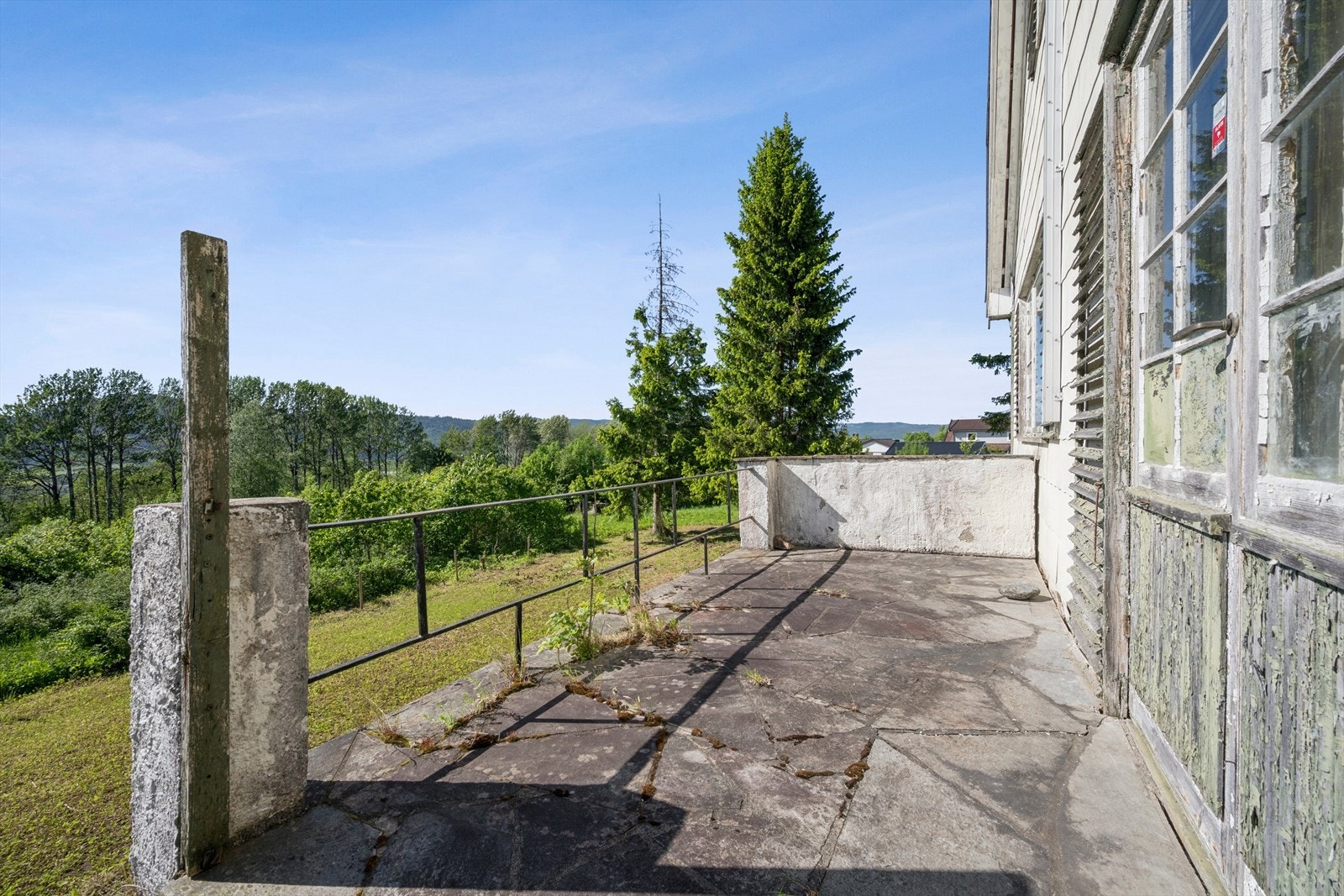 Uteområdet gir et godt utgangspunkt for å etablere en ny hage og uteplasser. Galleribilde