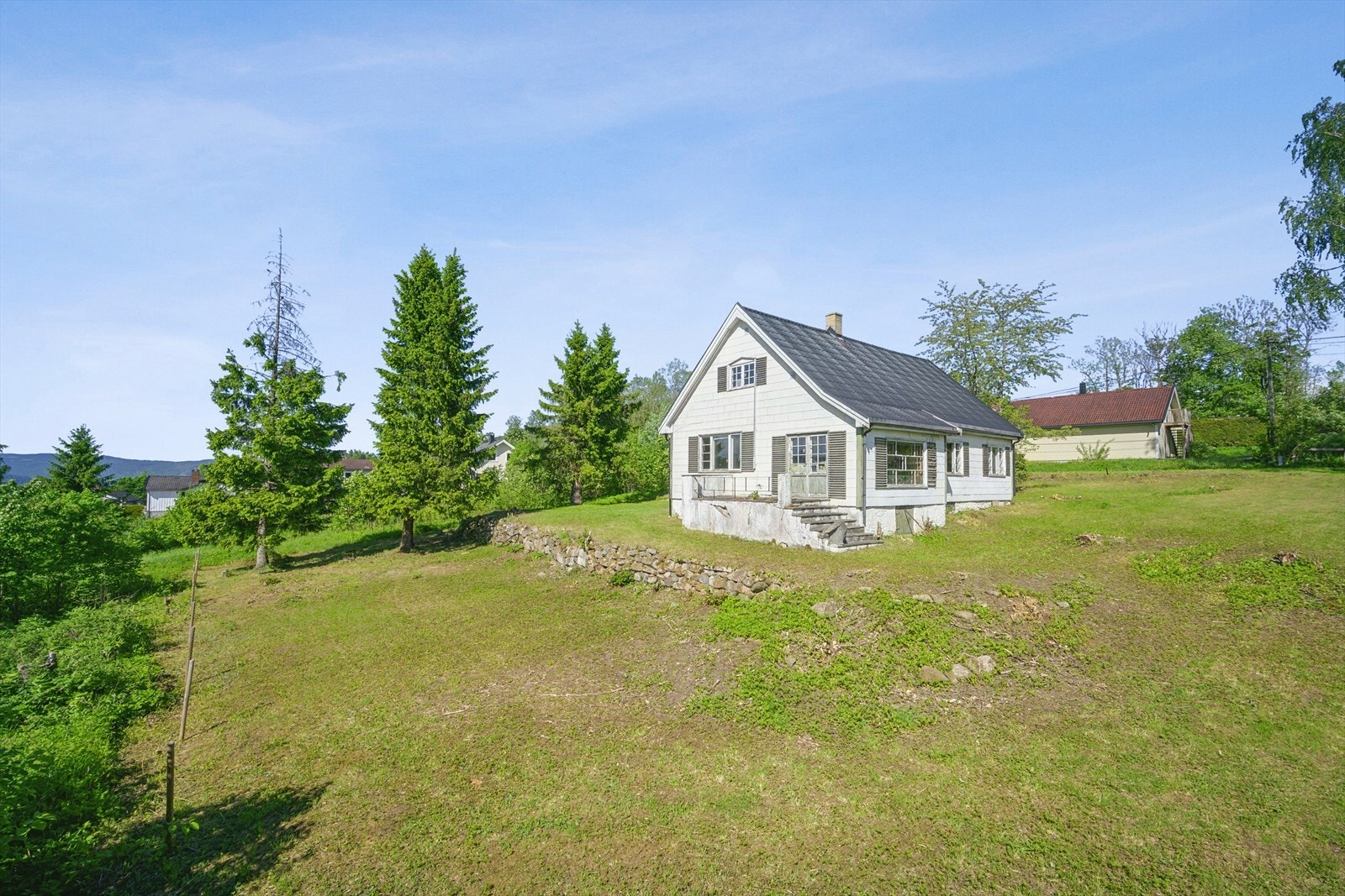 Eiendommen ligger på en tomt på ca. 1460 m² i et lett skrånende terreng. Galleribilde